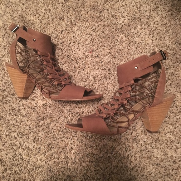 ⭐️Vince camuto block heel 9 - Picture 3 of 8